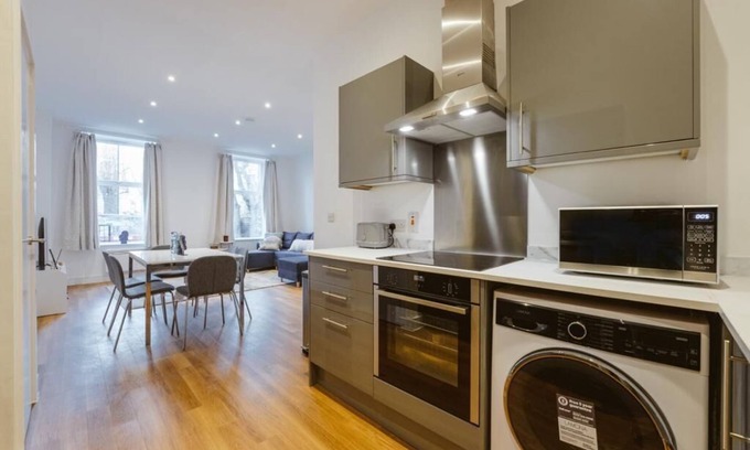 Golborne Apartment | 6 people within Portobello Bello Road Market W9