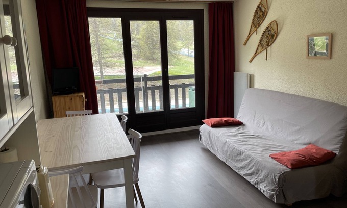 Risoul Apartment | 6-person apartment - at the foot of the slopes - swimming pool and tennis court (in summer)