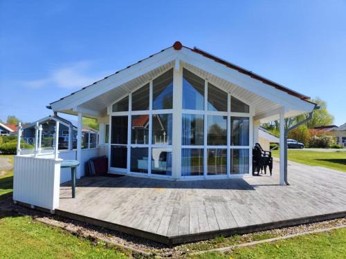 Norderteil House | 6 Personen Ferienhaus in 1. Reihe zum See mit Kanu und herrlichem Seeblick, Sauna, Whirlpool, Kaminofen, Klimaanlage und E-Tankstelle am Haus in Otterndorf