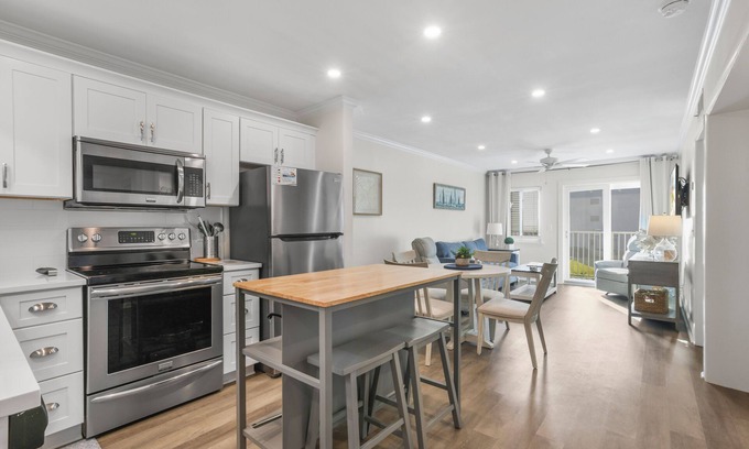 Fort Morgan Condo | 6 Pools/2 Hot Tubs/Ocean Front! 2 Min walk to beach from door! Coffee/Ice Cream