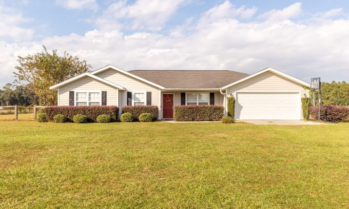 Lake Butler House | 6+ Sleeper Farm Escape with HUGE Yard and RV Hookup is Out Standing in its Field