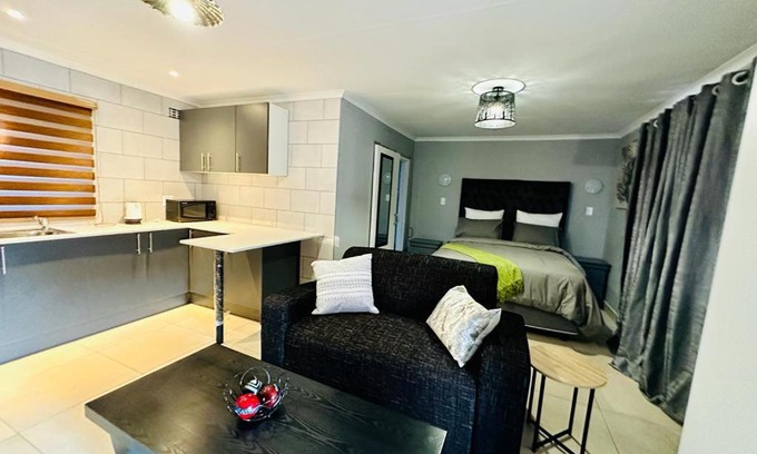Bezuidenhout Valley Apartment | 6 the Curve Unit 12