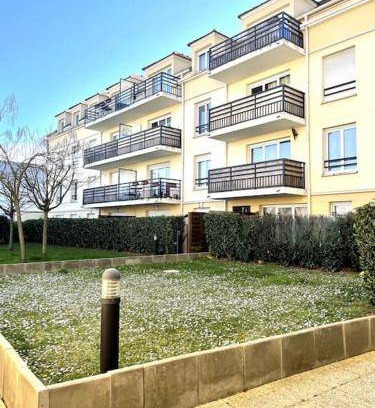 Saint-Ouen-l'Aumone Apartment | 60 m² Apartment ∙ 2 bedrooms ∙ 6 guests