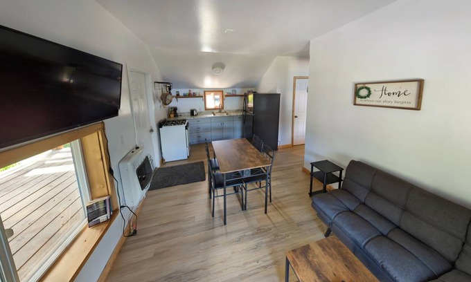 Whale Pass Cabin | 60 m² Cabin ∙ 1 bedroom ∙ 3 guests