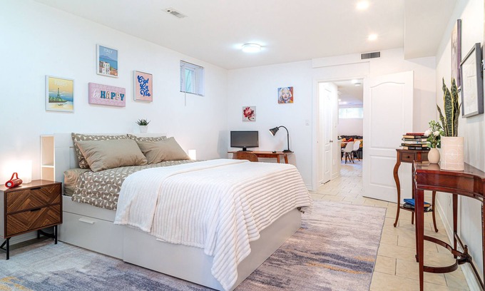 Earlscourt House | 600 sq ft. 1BR - WFH Setup, Dining, Pool, Transit