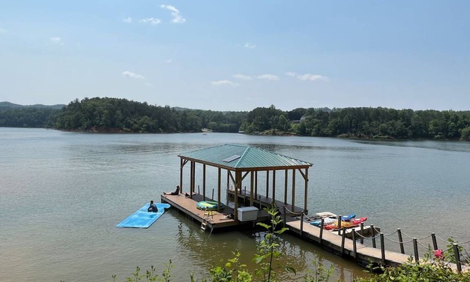Wilkesboro Cabin | 603 m² Cabin ∙ 5 bedrooms ∙ 19 guests