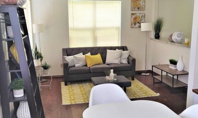Norman Apartment | [614.5 B Jenkins] Stays! Studio close to OU, Downtown, Hip designer interior
