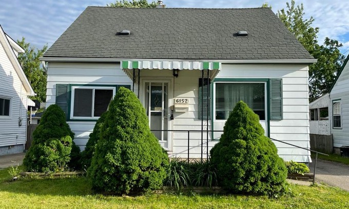 Niagara Falls House | 6152 Churchill St, Niagara Falls