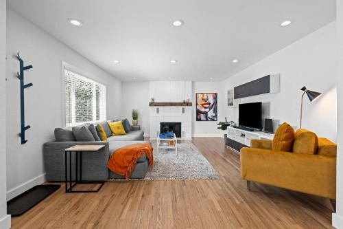 Littleton House | 6224 S Datura St