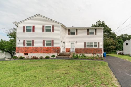 Randolph Apartment | 65 - 5BR Randolph - Elegant Haven near Dog Park
