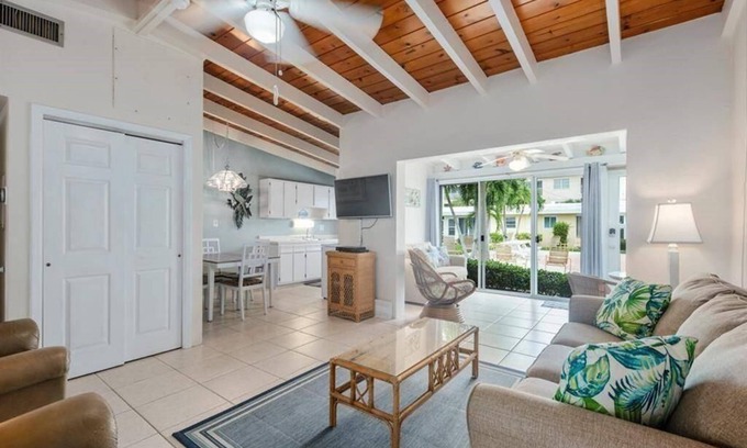Siesta Key Villa | 65 Standard - Island Vibes - Your Perfect One-Bedroom Villa in Siesta Key Awaits