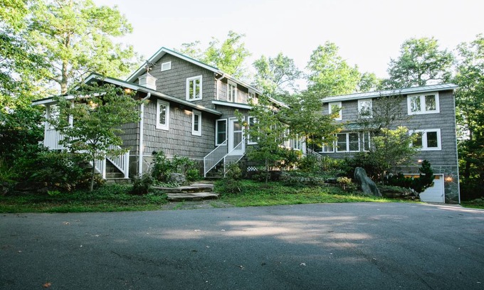 Ridgecrest House | 650 m² House ∙ 9 bedrooms ∙ 15 guests