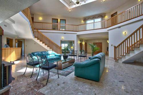 Halton Regional Municipality Villa | 650 m² Villa ∙ 5 bedrooms ∙ 12 guests