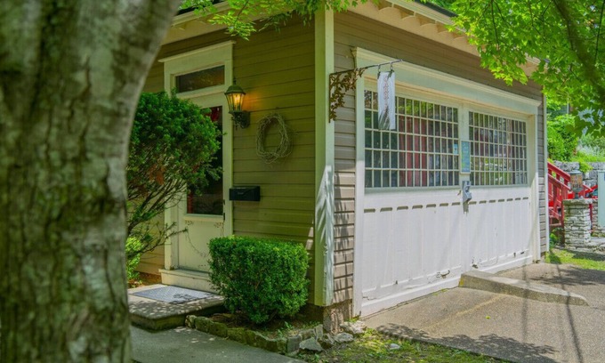 Eureka Springs Historic District Villa | 66 Center - Carriage House