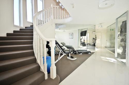 Brunswick House | 6B - Modern Executive-Style Brunswick Room