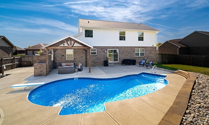 Hamilton House | 6BR Home w/Pool - Spooky Nook/MiamiU/KingsIsland