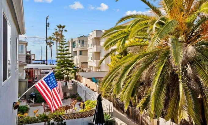 Central Mission Beach Apartment | 6BR! Massive Beach Retreat sleeps 22+steps to sandn