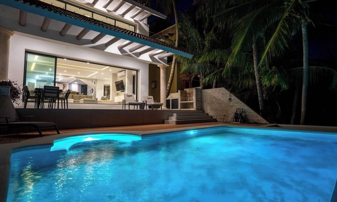 Zona Hotelera House | 6BR Modern Oceanfront Villa w/Infinity Pool