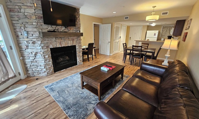 Gatlinburg Condo | 6D River's Edge - Downtown condo on the river