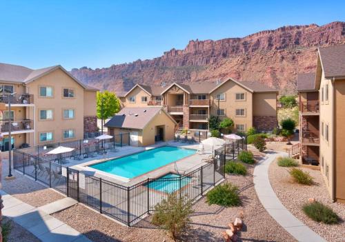 Moab South Valley Apartment | 6E Family Friendly RedCliff Condo, POOL & HOT TUB