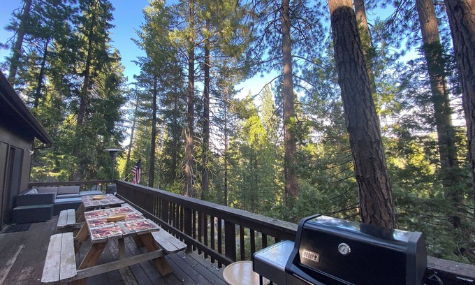 Cold Springs Cabin | 6mi to Pinecrest-AC, arcade loft, airhockey, outdoor space & spacious deck!