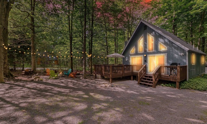 Pocono Lake Cottage | 6min walk to pool, AC, Wi-Fi, Arcade, Firepit, BBQ, Deck.