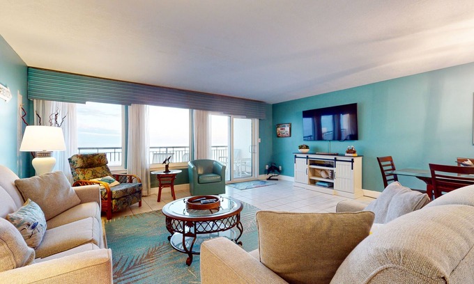 Fort Walton Beach Condo | 6th-floor, bright Gulf-front condo with views - close to entertainment