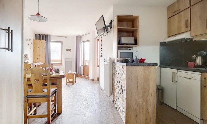 Reberty Apartment | 6th floor, view mountain/mountain/ski slopes, balcony, tv, ski locker, 27-26m², Les Menuires