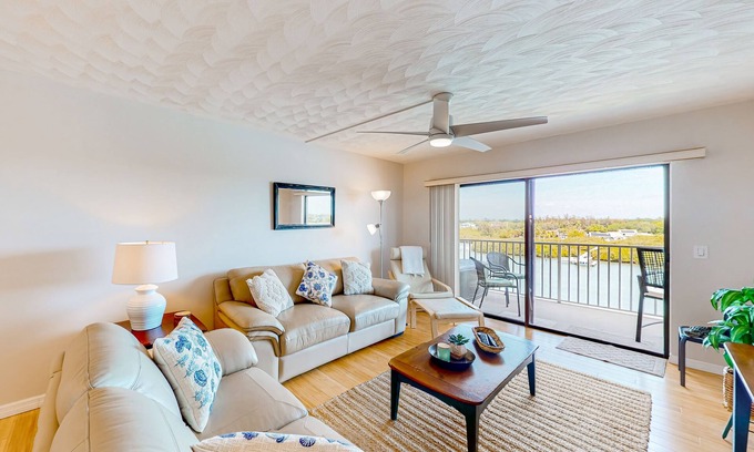 Indian Shores Condo | 6th-floor waterfront condo with sauna, tennis, balcony, & grills