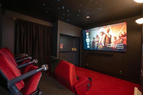 Linwood Villa | 7 Bathrooms- Cinema -Free Parking -Kids Games Room w PS5, Arcade- Central