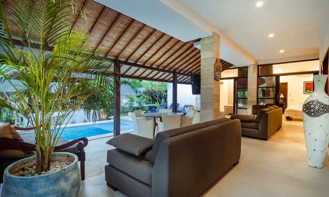 Petitenget Villa | 7 Bdrm - Seminyak - Last Minute Deal 50%+ OFF! FRIENDLY, AMAZING VALUE!