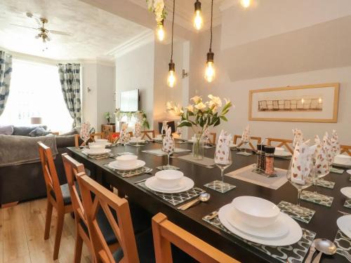 South Shore House | 7-Bed Beachside Retreat - Free Parking & Pets!