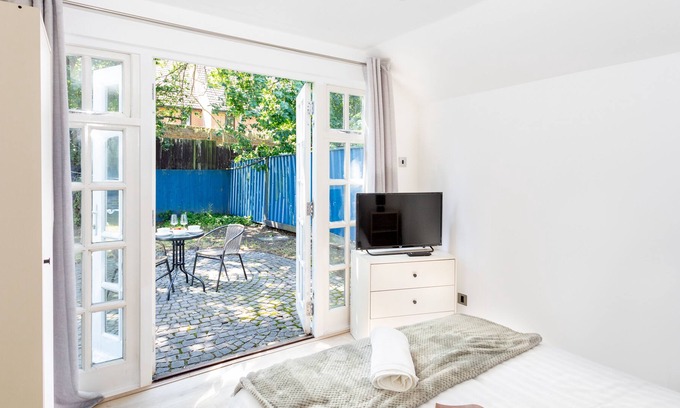 Hainault Cottage | 7 Bed Detached Cottage with Free parking and WiFi