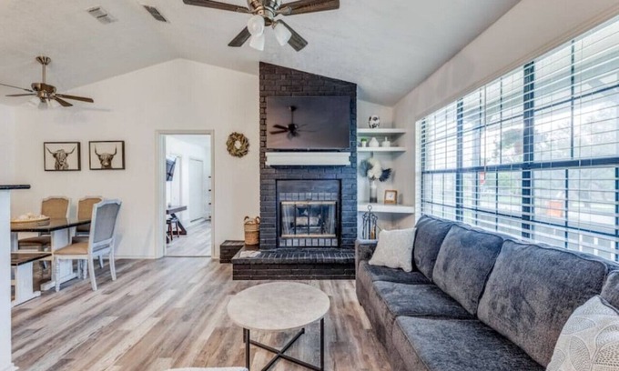 Johnson City House | 7 Bed Home/Mins to Wineries/Walk to Town Square