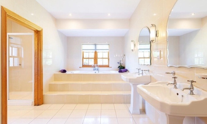 Ogonnelloe House | 7 bed house on the shores of Lough Derg in Scarriff