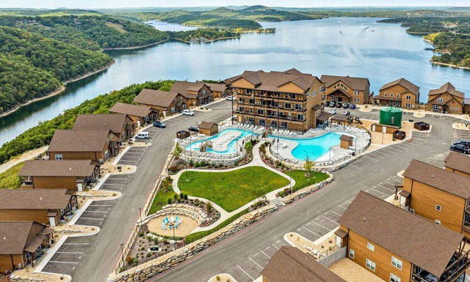 Kimberling City House | π 7 BED LAKE HOUSE/GAME RM/GOLDEN TEE/INDOOR & OUTDOOR POOLS/HOT TUB & FIRE PIT