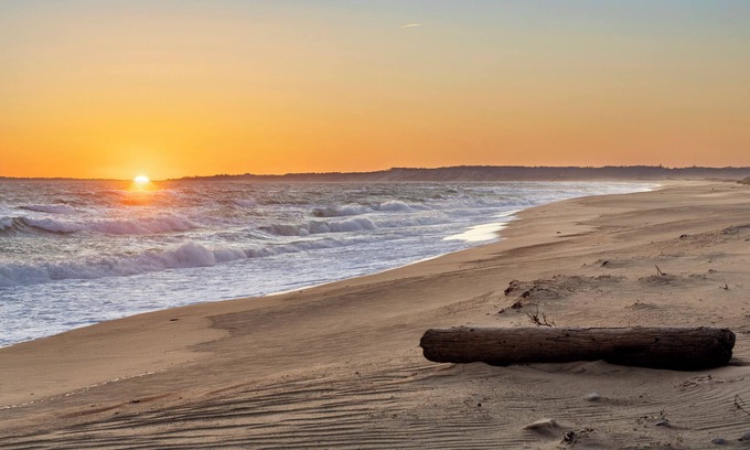 Chilmark House | 7-Bed Rooms, Modern Main House, 1000 ft private beach, AC, Fast WiFi, Smart TV