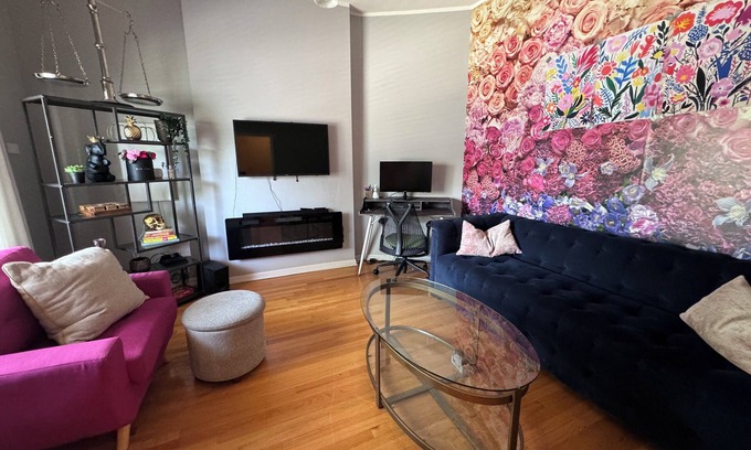 East Garfield Park House | 7-Bedroom 2-Flat Perfect for Groups — Near Train, Expressway, United Center