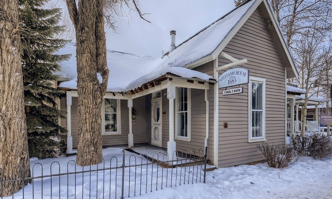 Historic District House | 7 Bedroom, 3 parking spots,AC, Centrally located on Main Street next to Gondola!