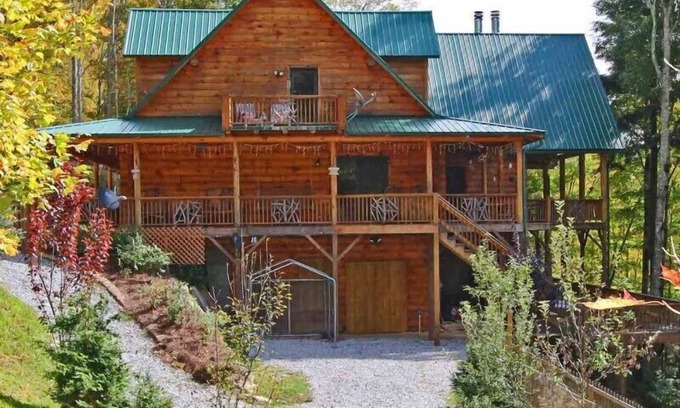 Maggie Valley Cabin | 7 Bedroom 5.5 Bath Stunning Luxury Log, Reunions & Weddings Welcomed