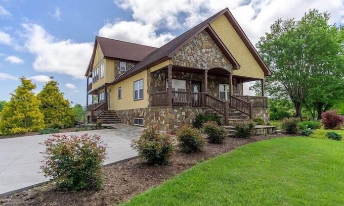 Mars Hill Apartment | 7 Bedroom 683500 by Houzlet