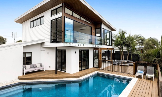 Mooloolaba House | 7 bedroom home on canal with private jetty for casual fishing and separate living areas for the exte