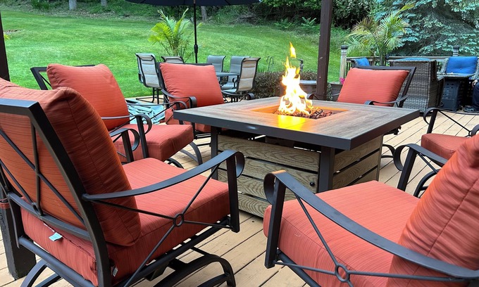 Acme House | 7-Bedroom House with Amazing Deck & Backyard! Near TC, Wineries, Resort, Beach!