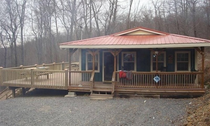 Mattawana Cabin | 7 Bedroom Mountain Side Lodge, Above the Juniata River