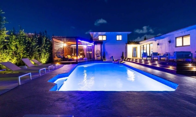 Golden Glades House | 7 Bedroom Villa Catalina Salt Water-Pool BKT Court