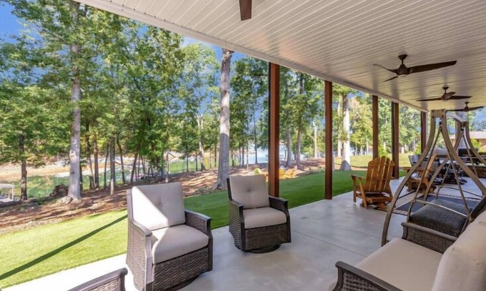 Anderson House | 7 Bedrooms - Sleeps 23 - 7,300 Sq Ft