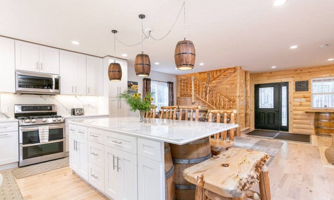 Friendship House | (#7) Brand New Castle Rock Lake 4 bedroom Lodge House