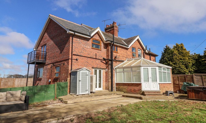 Bridlington Cottage | 7 KINGSFIELD COTTAGES, pet friendly, with hot tub in Bridlington