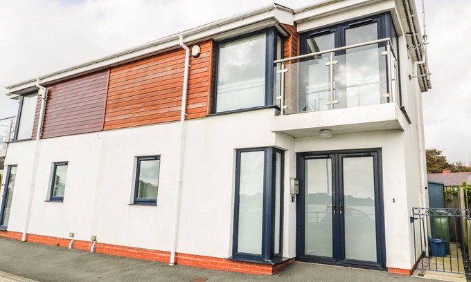 Rhyd-y-clafdy Apartment | 7 MARINA VIEW, pet friendly, country holiday cottage in Pwllheli
