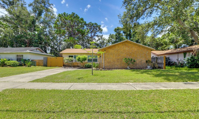 Pinellas Park Apartment | 7 Mi to Beach: Pinellas Park Studio w/Patio